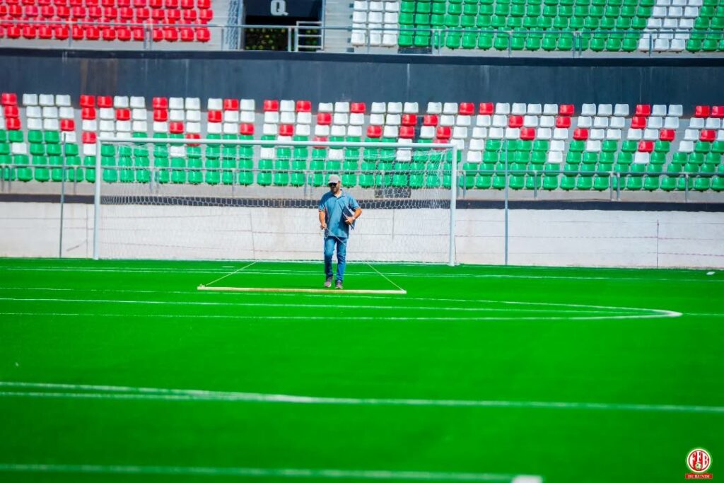 Mohammed Goulette, expert de la FIFA spécialisé dans les terrains synthétiques, a effectué une inspection technique