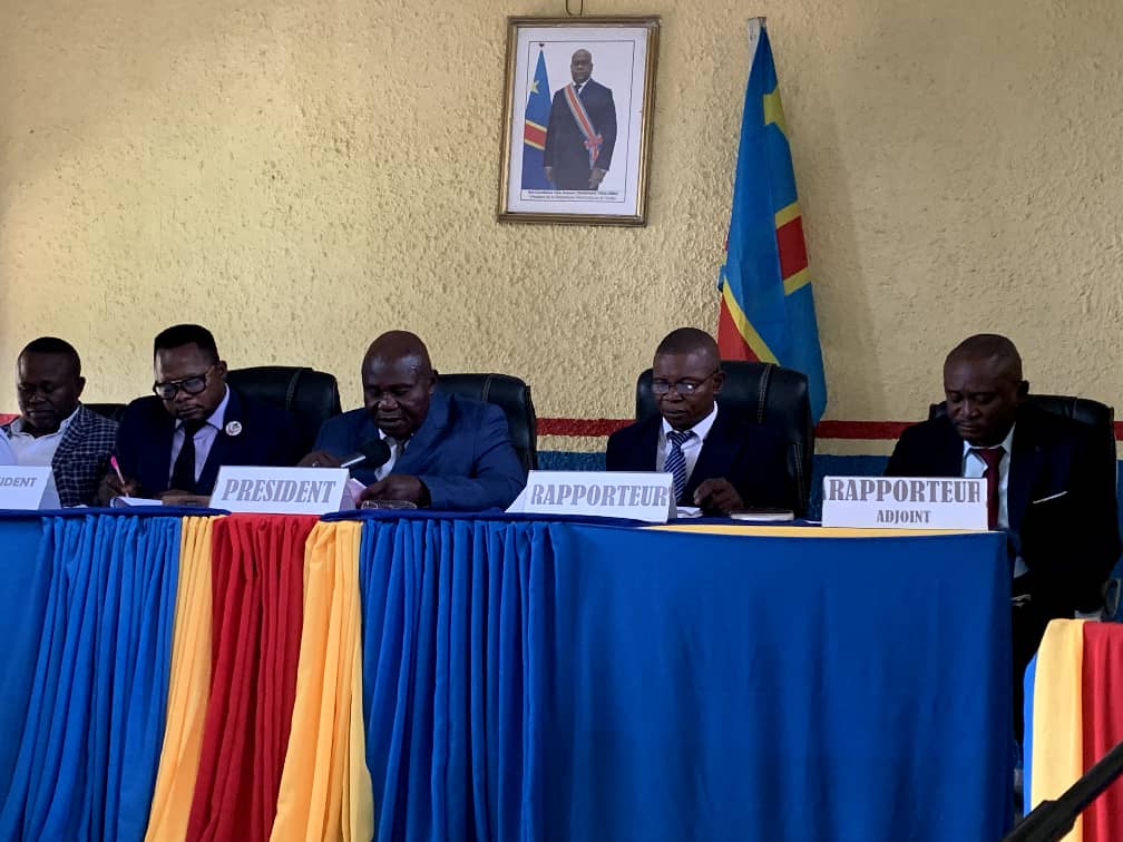 Mongala : Accusé d’escroquerie et d’abus de confiance, le vice-gouverneur Ayaka Kuma destitué par l’Assemblée provinciale Cédric Ayaka Kuma