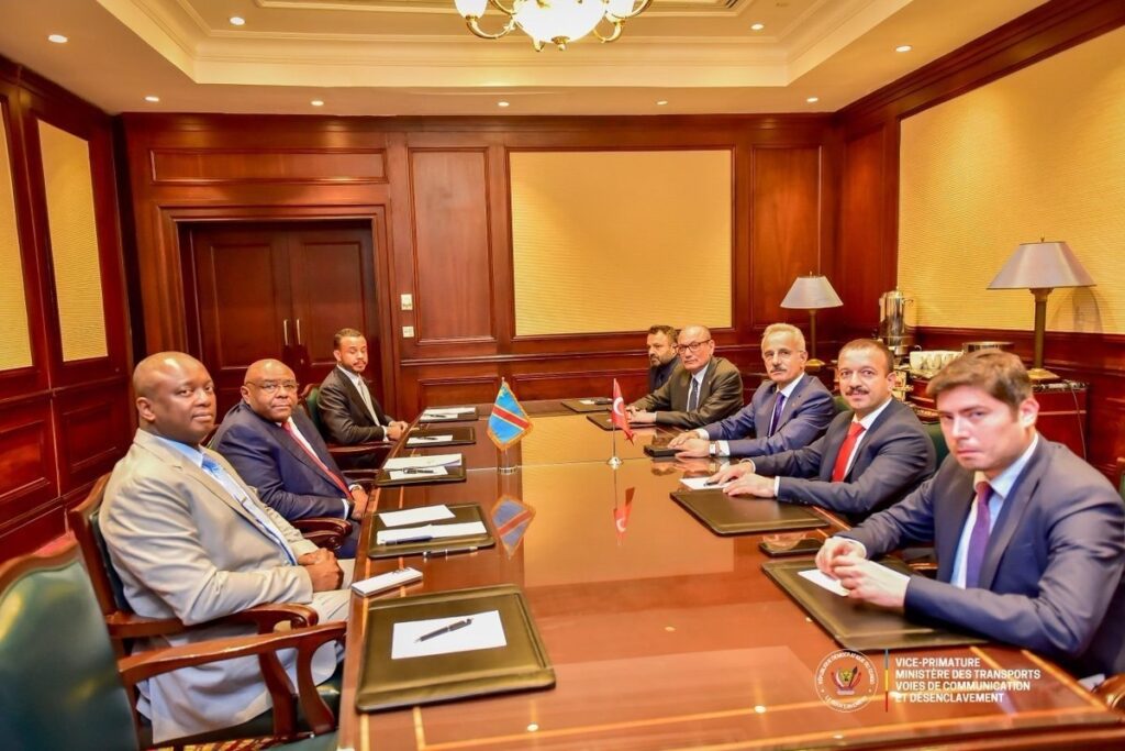 Vice-Premier Ministre, Ministre des Transports, Voies de Communication et Désenclavement, Jean-Pierre Bemba, s’est entretenu avec son homologue turc, M. Abdulkadir Uraloğlu, Ministre des Transports et des Infrastructures de la République de Turquie.