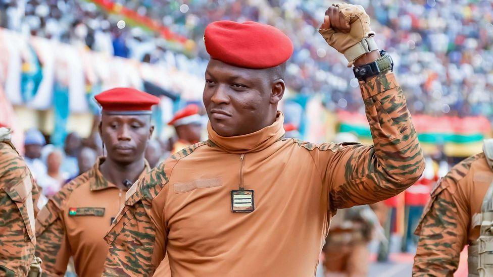 Burkina Faso : le Capitaine Traoré érige la “révolution populaire” en modèle et défie les groupes armés Ibrahim Traoré