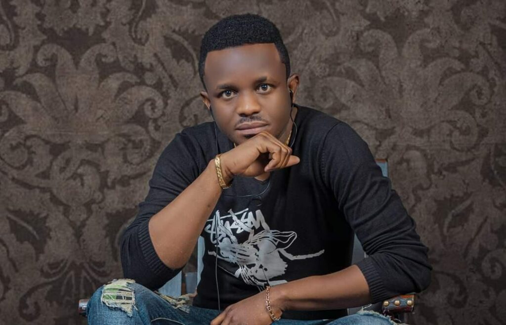 Bukavu : l’artiste musicien Rockly Rockfire chante « Mungu ni Mwema » pour glorifier l’Éternel