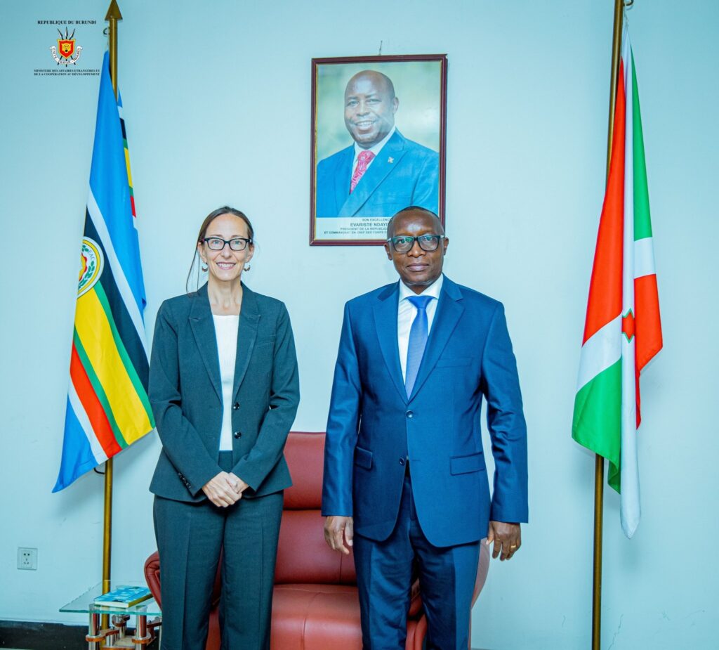 Crise dans l’Est de la RDC : le Burundi échange avec l’ambassadrice du Canada sur la situation des réfugiés congolais Le ministre burundais des Affaires étrangères, de l’Intégration régionale et de la Coopération au développement, Édouard Bizimana et l’Ambassadrice du Canada au Burundi Julie Crowley