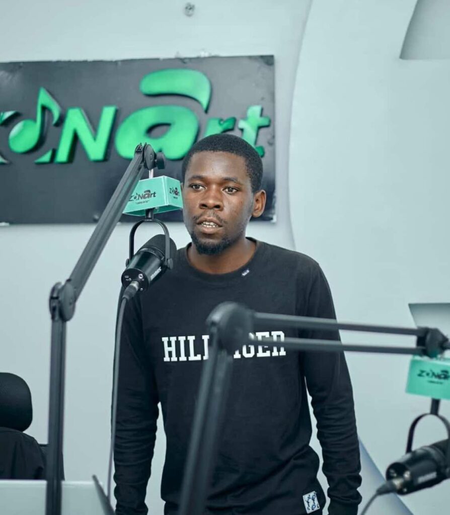 Grâce Kapasi, jeune humoriste gomatracien