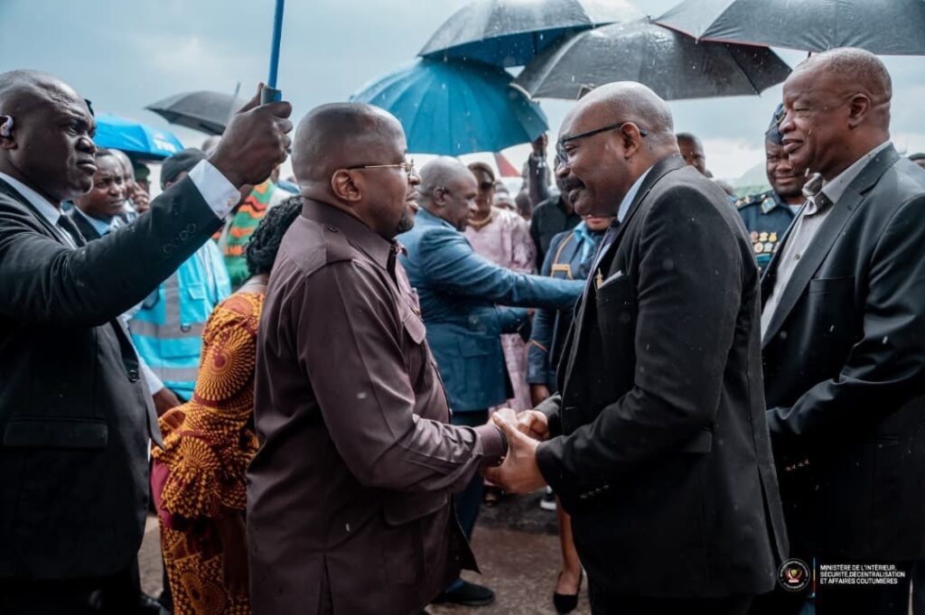 RDC-Zambie : Kinshasa et Lusaka renforcent leur coopération sécuritaire le Vice-Premier ministre et ministre de l’Intérieur, Sécurité, Décentralisation et Affaires coutumières de la RDC, Shabani Lukoo Jacquemain, et son homologue zambien, le ministre de la Défense Ambrose Lwijii Lufuma