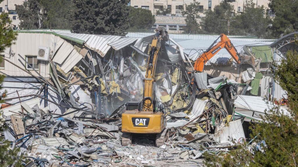 Des engins de chantier démolissent un bâtiment du siège de l’UNRWA dans le quartier de Sheikh Jarrah, à Jérusalem-Est annexée par Israël,