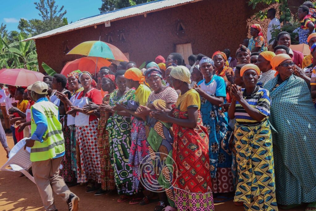 remise des maisons à la population par La Croix-Rouge du Burundi