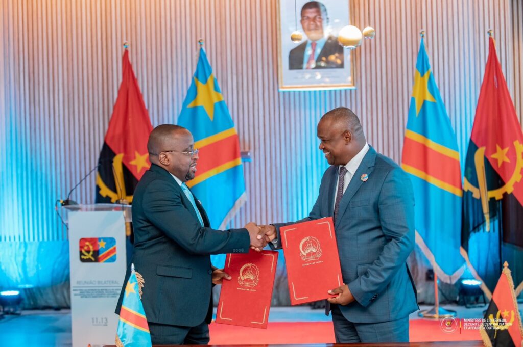 RDC–Angola : Signature d’un accord pour la création de la Commission Permanente Mixte Défense et Sécurité Shabani Lukoo Jacquemain, Vice-Premier Ministre et Ministre de l’Intérieur, Sécurité, Décentralisation et Affaires coutumières de la RDC et Manuel Gomes, Ministre angolais de la Défense et de la Sécurité.
