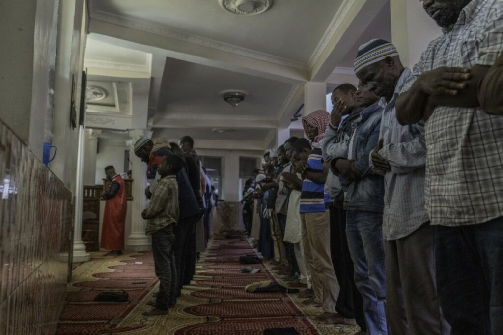 Bukavu : à Nyawera, la fin du Ramadan célébrée sous le signe de la joie, du partage et de la quête de vérité Des musulmans prient à la mosquée Nyawera pendant le Ramadan, à Bukavu, dans la province du Sud-Kivu, à l’est de la République démocratique du Congo, le 3 mars 2025. — Photos AFP