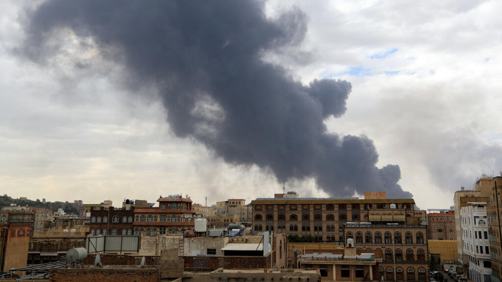 Crise au Moyen-Orient : Sultanat d’Oman dénonce une violation du droit international De la fumée s'échappe dans le ciel de Sanaa après des frappes israéliennes,