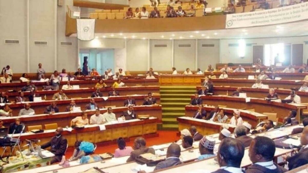 Cameroun : le parlement prolonge son mandat et change de présidence