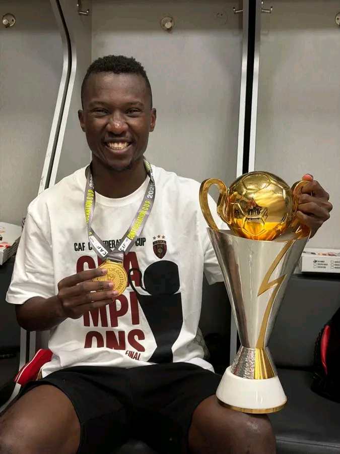 Coupe de la Confédération CAF : Glody Likonza et Lamine Ndiaye offrent un deuxième titre continental à l’USM Alger Glody Likonza-USM Alger