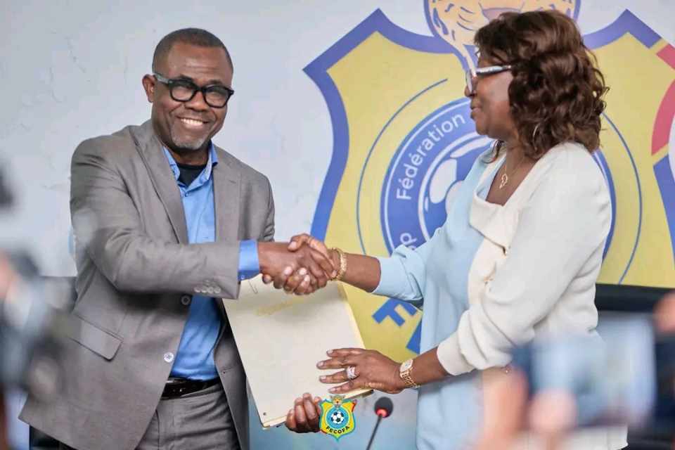 RDC : Véron Mosengo Omba prend officiellement les commandes de la FECOFA M. Veron Mosengo Omba prend ses fonctions à la FECOFA.