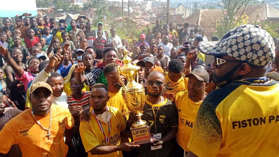 Kamituga : accueil triomphal pour Malwa, nouveau champion du Sud-Kivu Ph. Arrivée de l'équipe de Malwa à Kamituga
