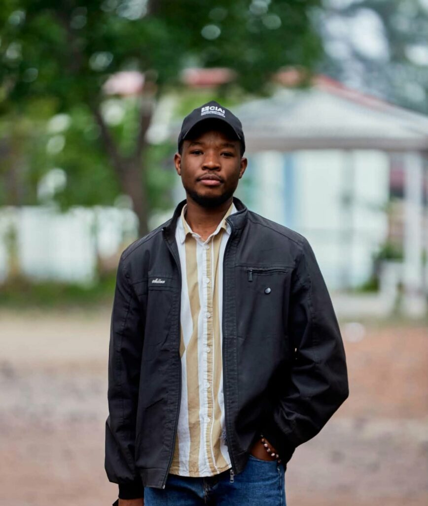 IA : un outil devenu incontournable, mais qui inquiète les graphistes et designers de Goma René Amani, photographe, vidéaste, documentariste, graphiste et designer basé à Goma